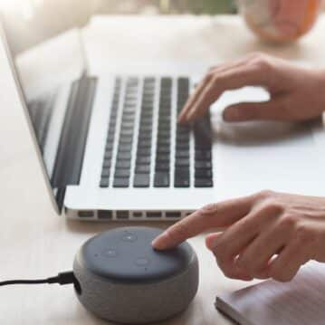 Hörangebot Alexa Echo Dot & Frau am Laptop
