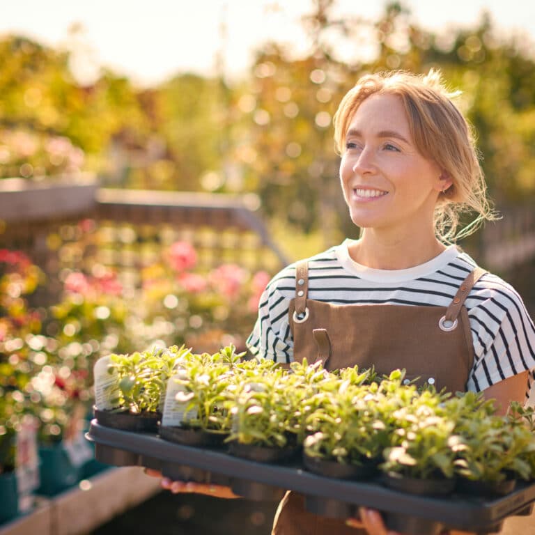 Frau im Gartencenter