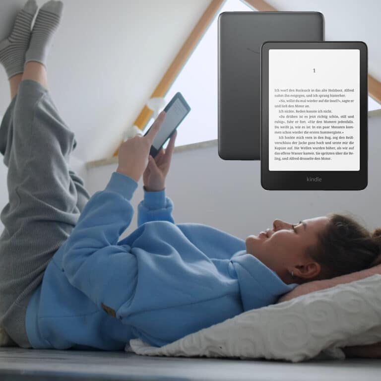 Frau lesend mit Kindle in der Hand