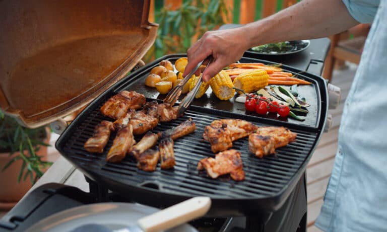 Grill mit Fleisch und Gemüse